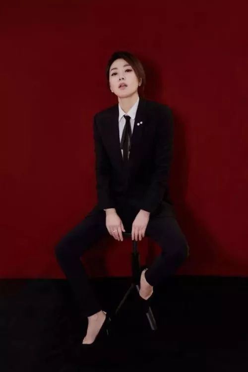 闫妮穿上职业装,霸气却不失美丽,可甜可盐! - 重庆多仕顿服饰有限公司